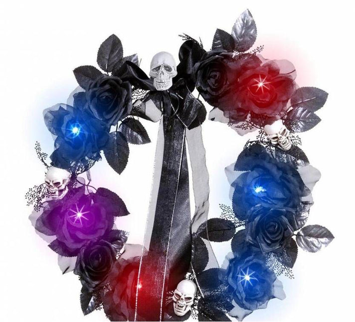 Deurkrans met zwarte rozen, schedels en verlichting